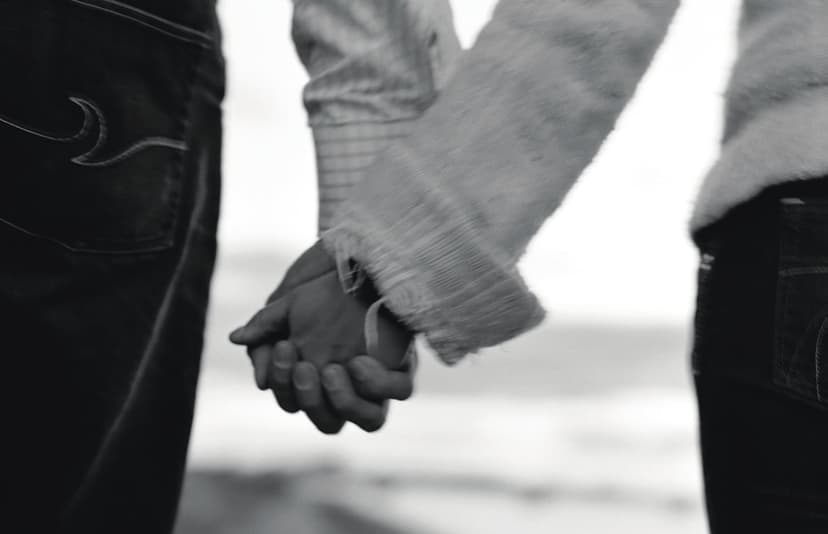 svartvit bild på ett par som håller händerna
